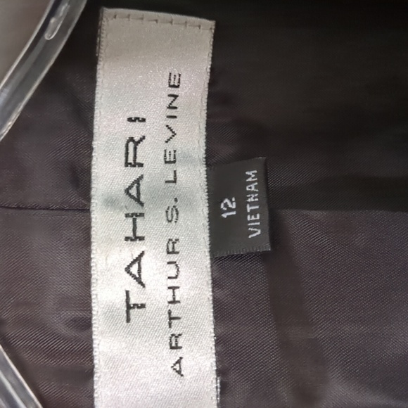 TAHARI* dress suit. Jacket/Pants, both fully lined. Hook/eye closure front. 2pc - Picture 10 of 17
